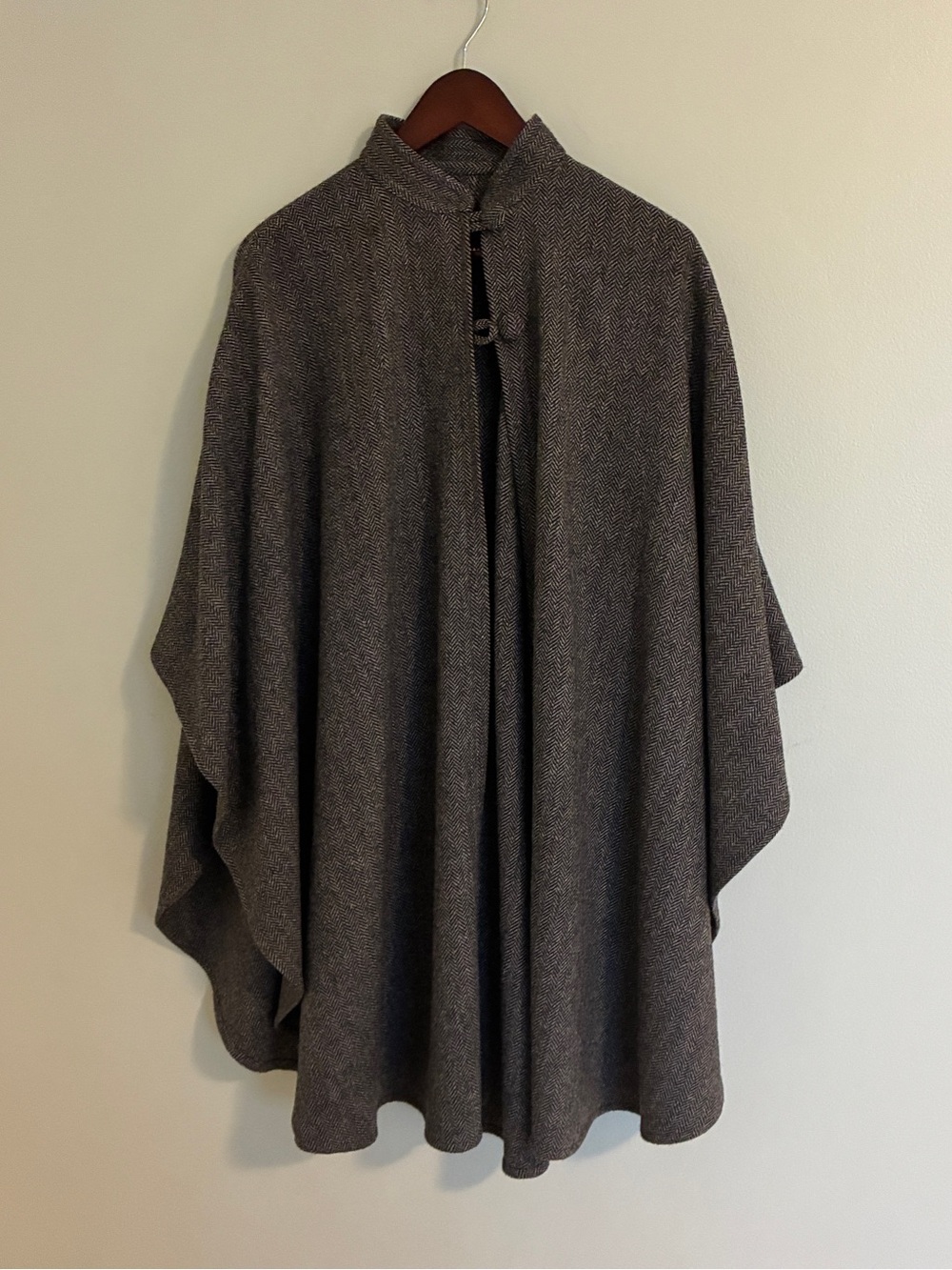 Vintage Texas Body Hangings Women's Houndstooth Wool Cape Coat